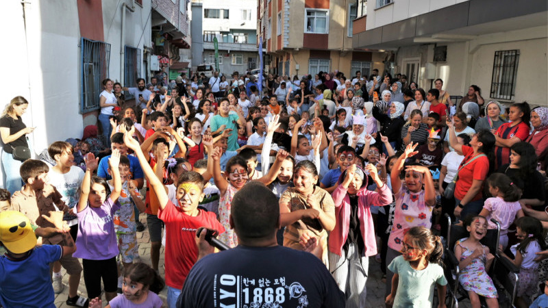 KÜÇÜKÇEKMECE’DE BİNLERCE ÇOCUK ‘SOKAKTA OYUN VAR’ İLE YAZ TATİLİNİN TADINI ÇIKARTTI
