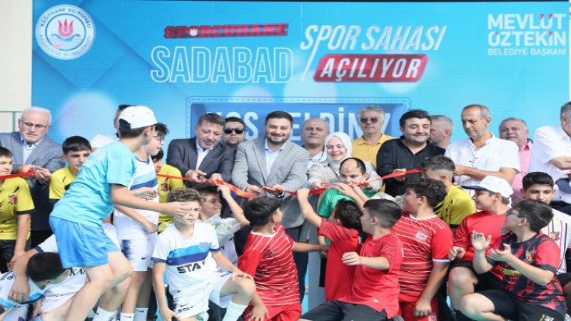 KÂĞITHANE BELEDİYESİ SADABAD SPOR SAHASI'NI YENİLEYEREK HİZMETE AÇTI