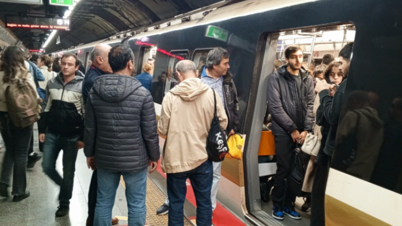 Osmanbey Metro İstasyonu'nda Arıza, Yolcuları Mağdur Etti.