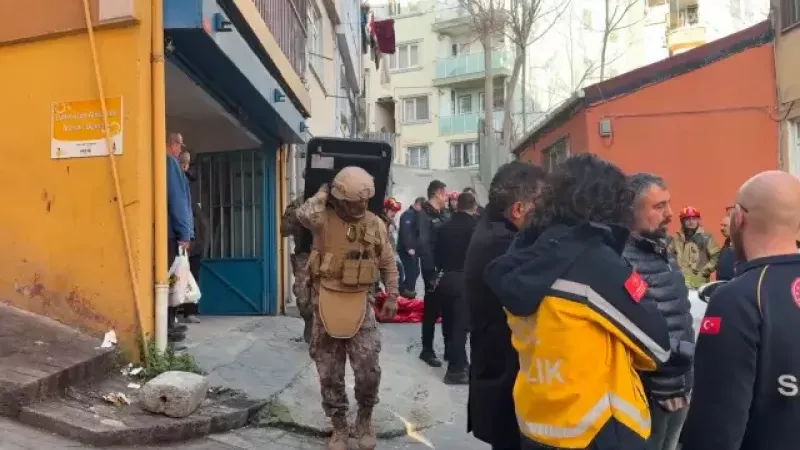 Cinnet getiren genç boğazına bıçak dayadı, Özel Harekat soluğu evinde aldı