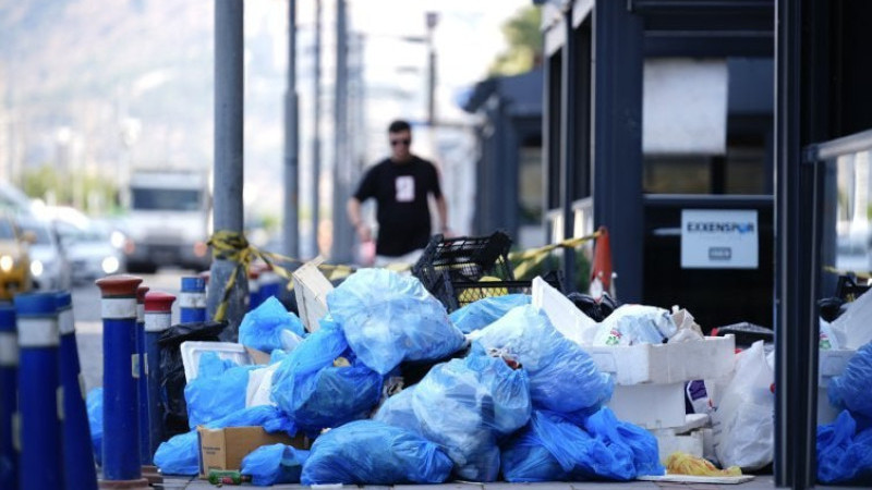 İzmir’de Çöp Dağlarıyla Mücadele Sürüyor: Grev Dördüncü Gününde Şehir Temizliğini Kaybediyor