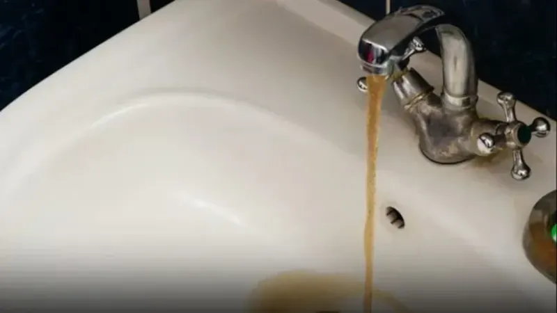 İstanbul'da musluklardan kirli su akmasına vatandaşlardan tepki