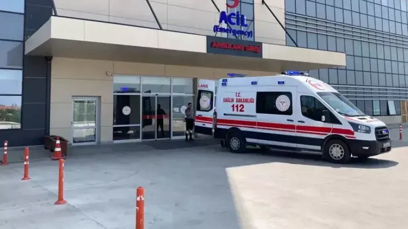 Zehirlenme şüphesiyle hastaneye kaldırılan 3 kardeşten 1'i öldü