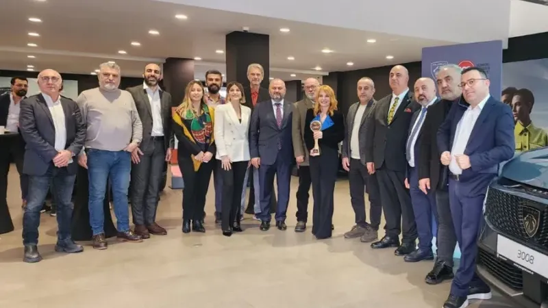 Yüzüncüyıl Gazeteciler Derneği Peugeot 3008'e ödülünü verdi