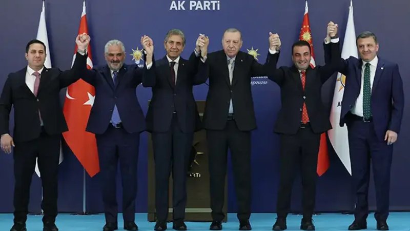 AK Parti’nin 25. yılında dikkat çeken transfer: 7 belediye başkanı Erdoğan’ın taktığı rozetle partiye katıldı