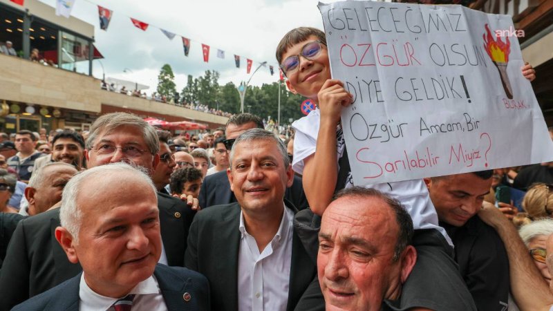 Karamürsel’de Özgür Özel’e yoğun ilgi: “Emeklinin alım gücü 20 yılda 8 çeyrekten 2’ye düştü”